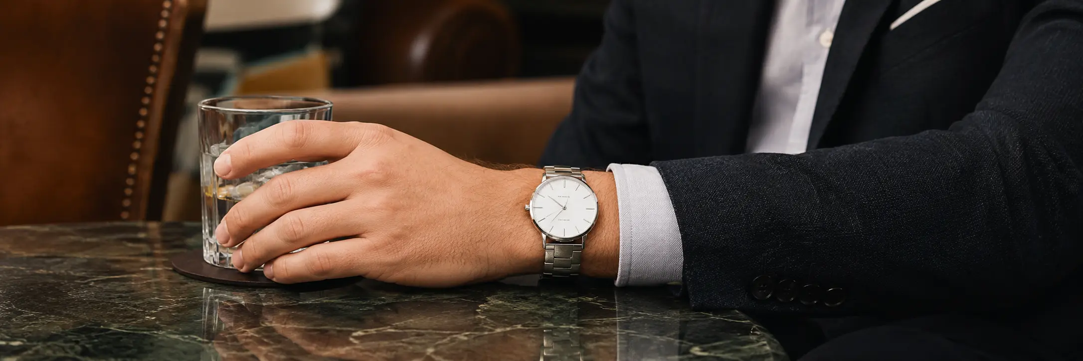 Montre homme portee au poignet